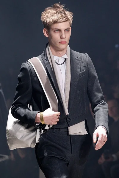 Look 25